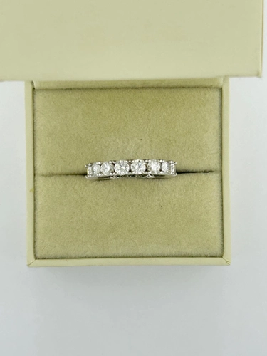 Aliança Inteira Cravejada em Moissanite