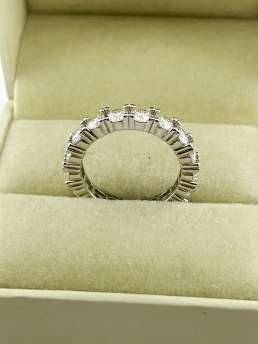 Aliança Inteira Cravejada em Moissanite
