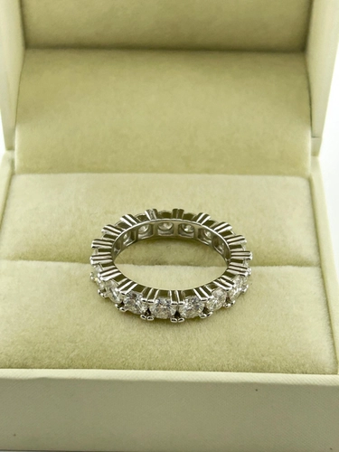 Aliança Inteira Cravejada em Moissanite