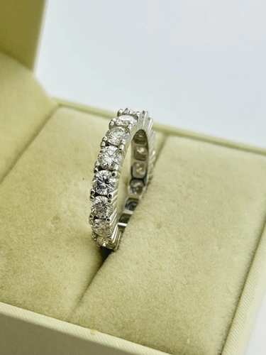Aliança Inteira Cravejada em Moissanite