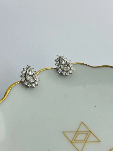 Brinco Gota em Moissanite Cravejado em Volta