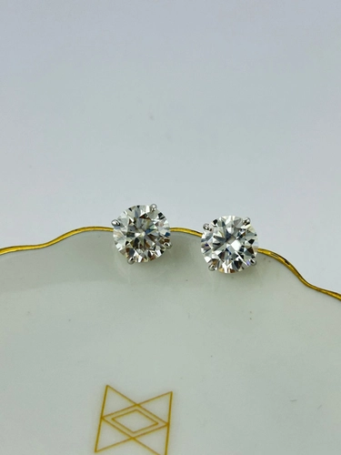 Brinco Ponto de Luz em Moissanite