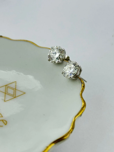 Brinco Ponto de Luz em Moissanite