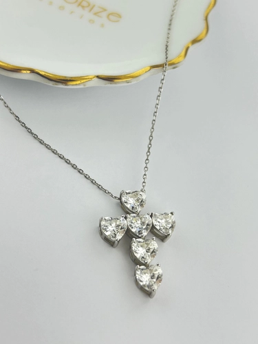 Colar Cruz de Corações em Moissanite 6 MM